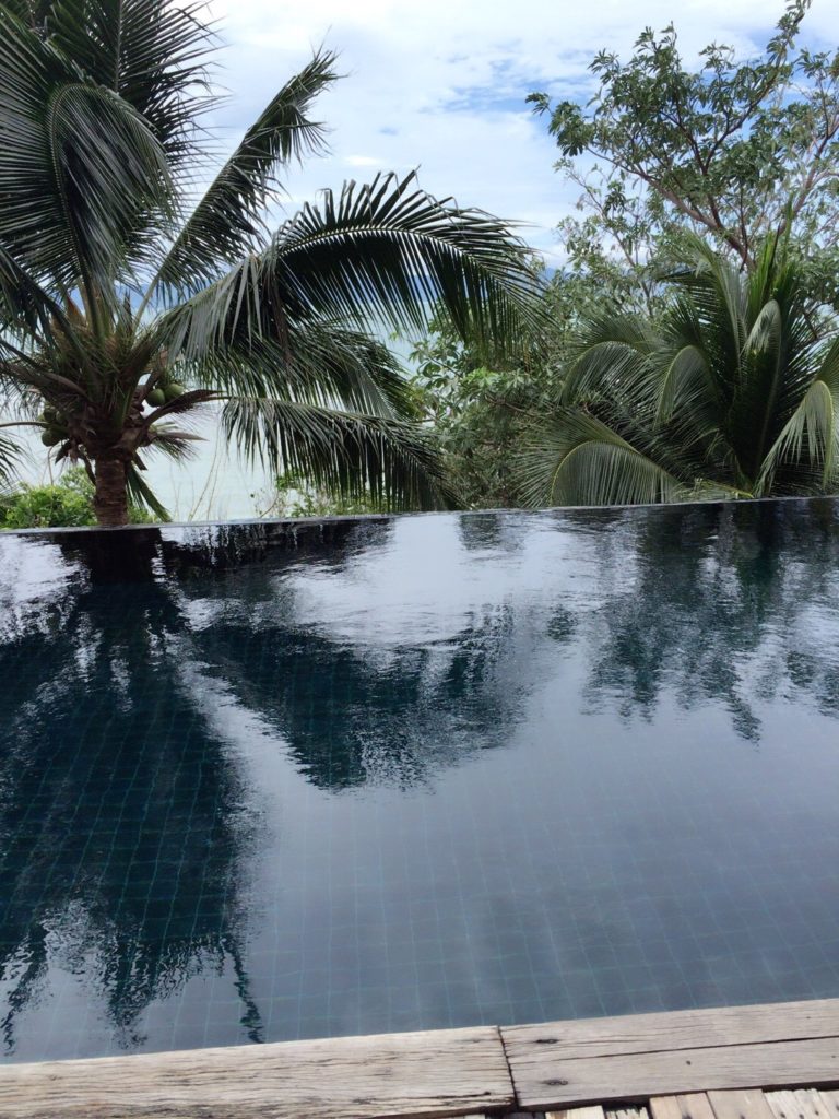 パンガン島のホテルのプール