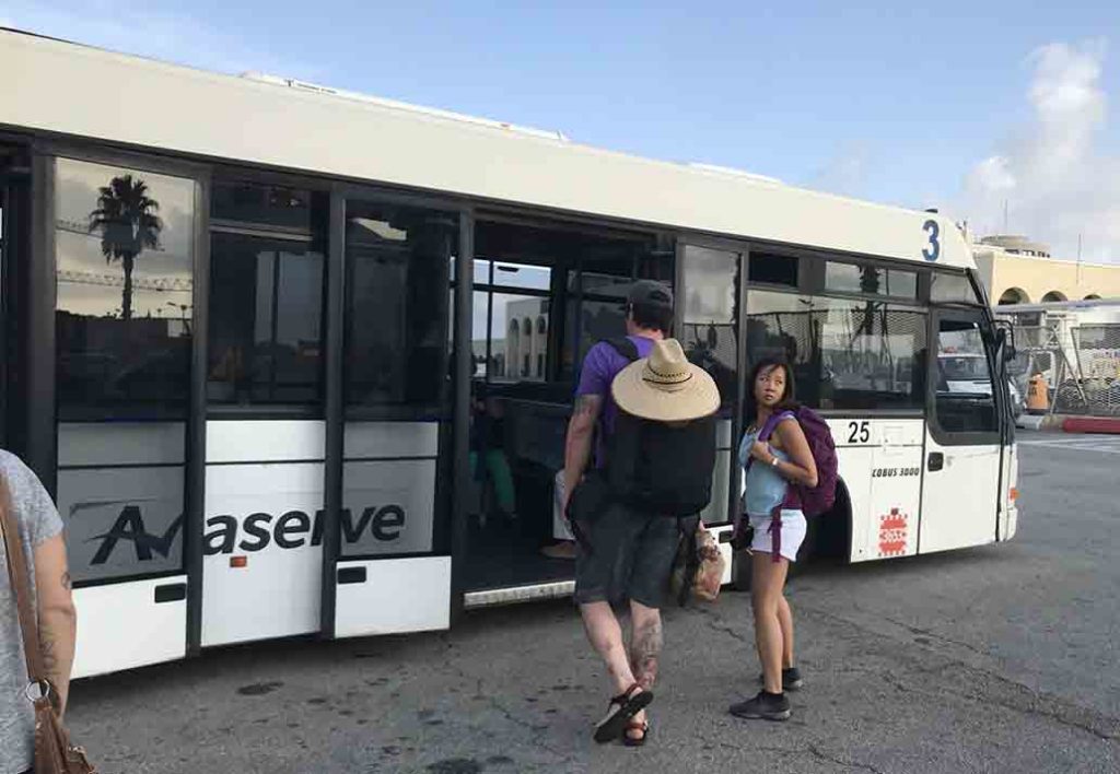 マルタ空港内バス