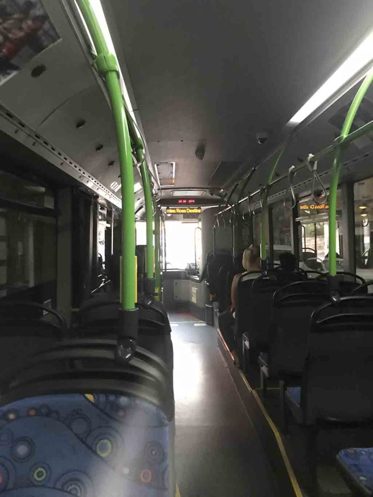 マルタのバスの車内風景