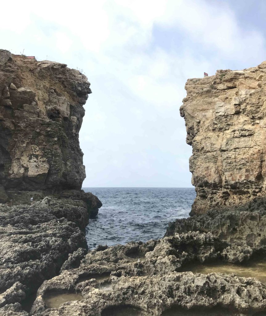 コミノ島目の前にある離島の岩